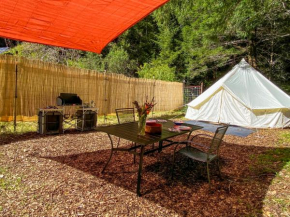 Glamping in the Redwoods with a hot tub!